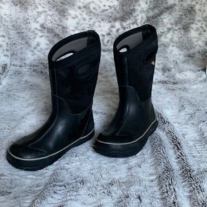 Kids Bogs Size 1 black camo